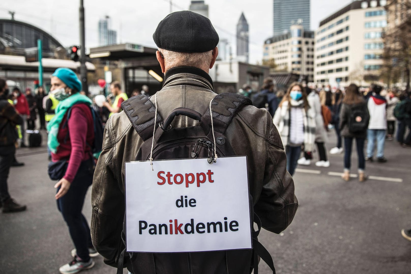 Eine Demo gegen die Corona-Maßnahmen: Rechtsextremismus und Verschwörungstheorien haben sich seit Beginn der Pandemie mehr verbreitet.