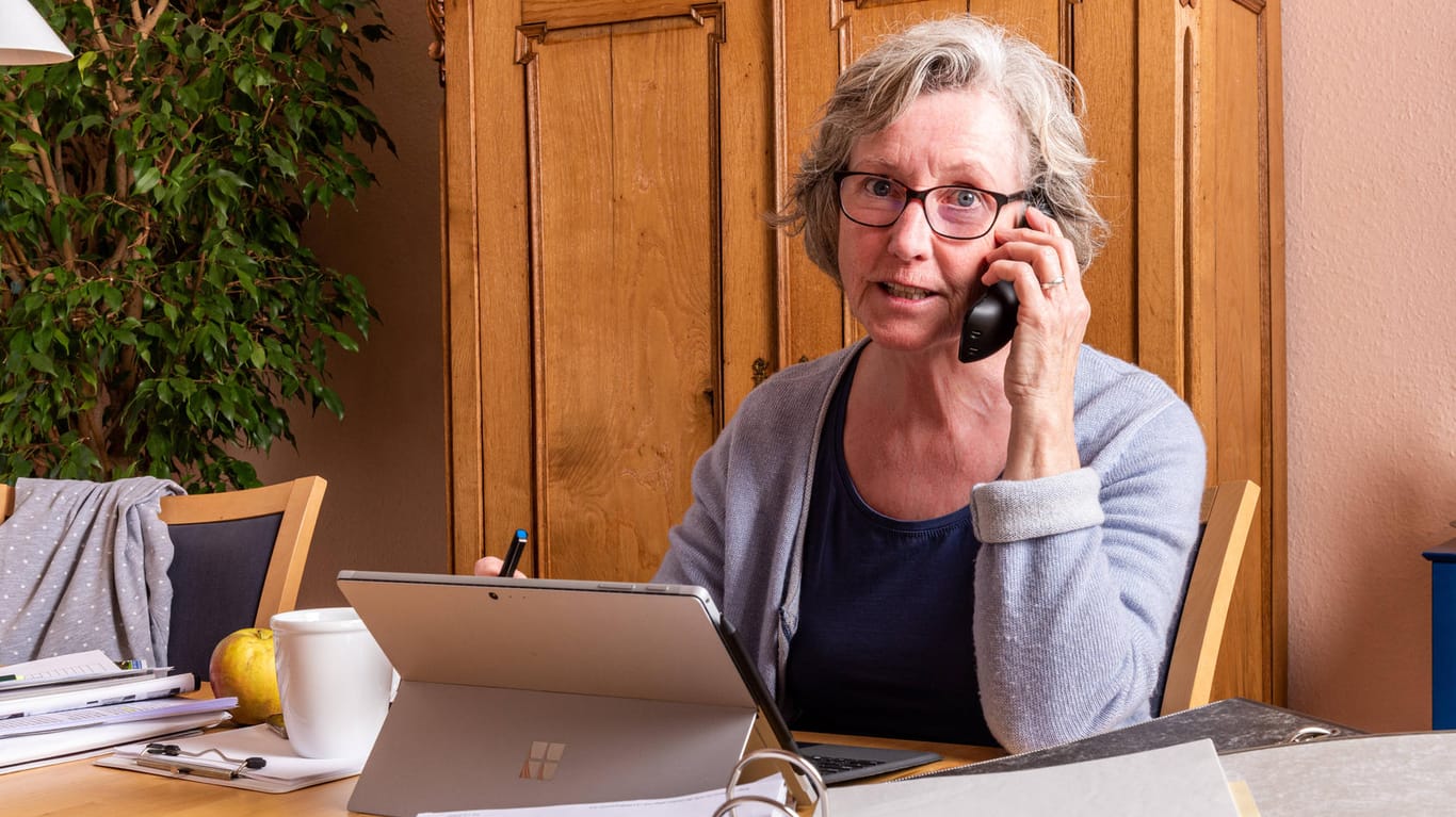 Ältere Frau vor Laptop (Symbolbild): Die FDP will die gesetzliche Rente reformieren.