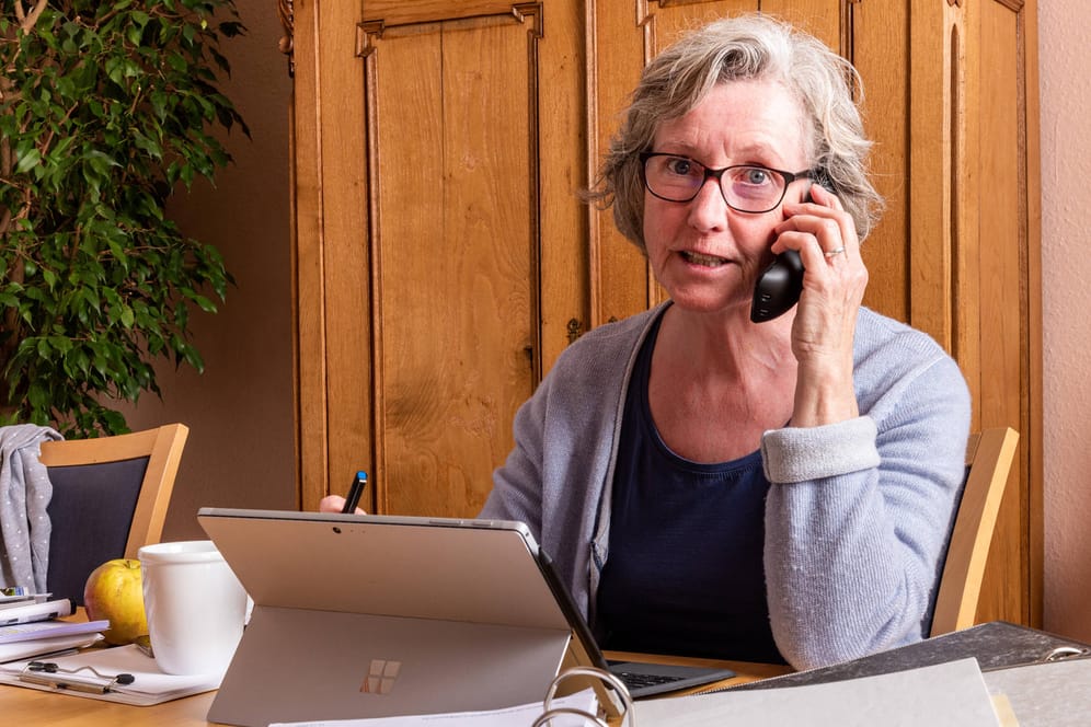 Ältere Frau vor Laptop (Symbolbild): Die FDP will die gesetzliche Rente reformieren.