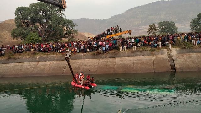 Rettungsdienste arbeiten an der Stelle eines Busunfalls im Bezirk Sidhi im zentralindischen Bundesstaat Madhya Pradesh. Rettungsdienste arbeiten an der Stelle eines Busunfalls im Bezirk Sidhi im zentralindischen Bundesstaat Madhya Pradesh.