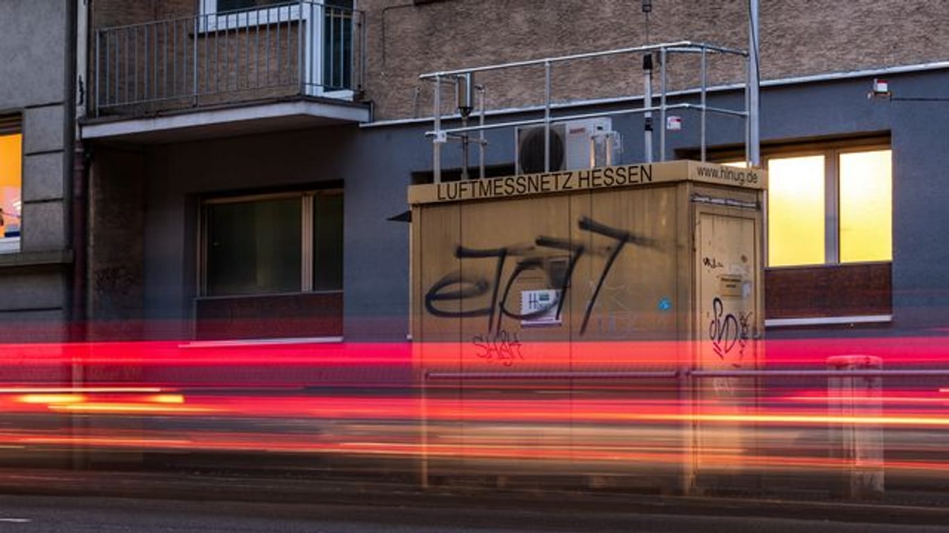 Autos fahren an der Schadstoff-Messstation vorbei.