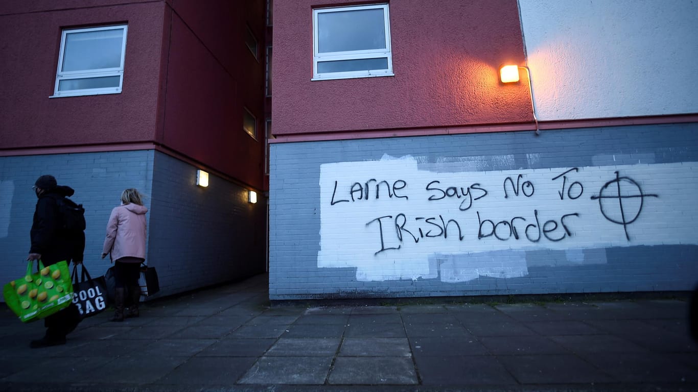 Ein Graffito in der nordirischen Hafenstadt Larne ("Larne sagt nein zu einer irischen Grenze") mit einem Fadenkreuz: Die Unzufriedenheit in Nordirland wächst und damit auch die Befürchtungen vor einem Aufflammen des Konflikts zwischen Protestanten und Katholiken.