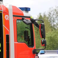Ein Fahrzeug der Feuerwehr (Symbolbild): Dutzende Feuerwehrleute waren über 19 Stunden an dem Einsatz beteiligt.