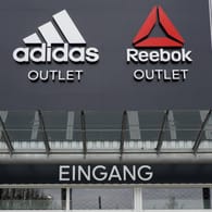 Ein Outlet von Adidas und Reebok (Symbolbild): Der Konzern trennt sich von seiner US-Tochter.