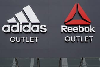 Ein Outlet von Adidas und Reebok (Symbolbild): Der Konzern trennt sich von seiner US-Tochter.