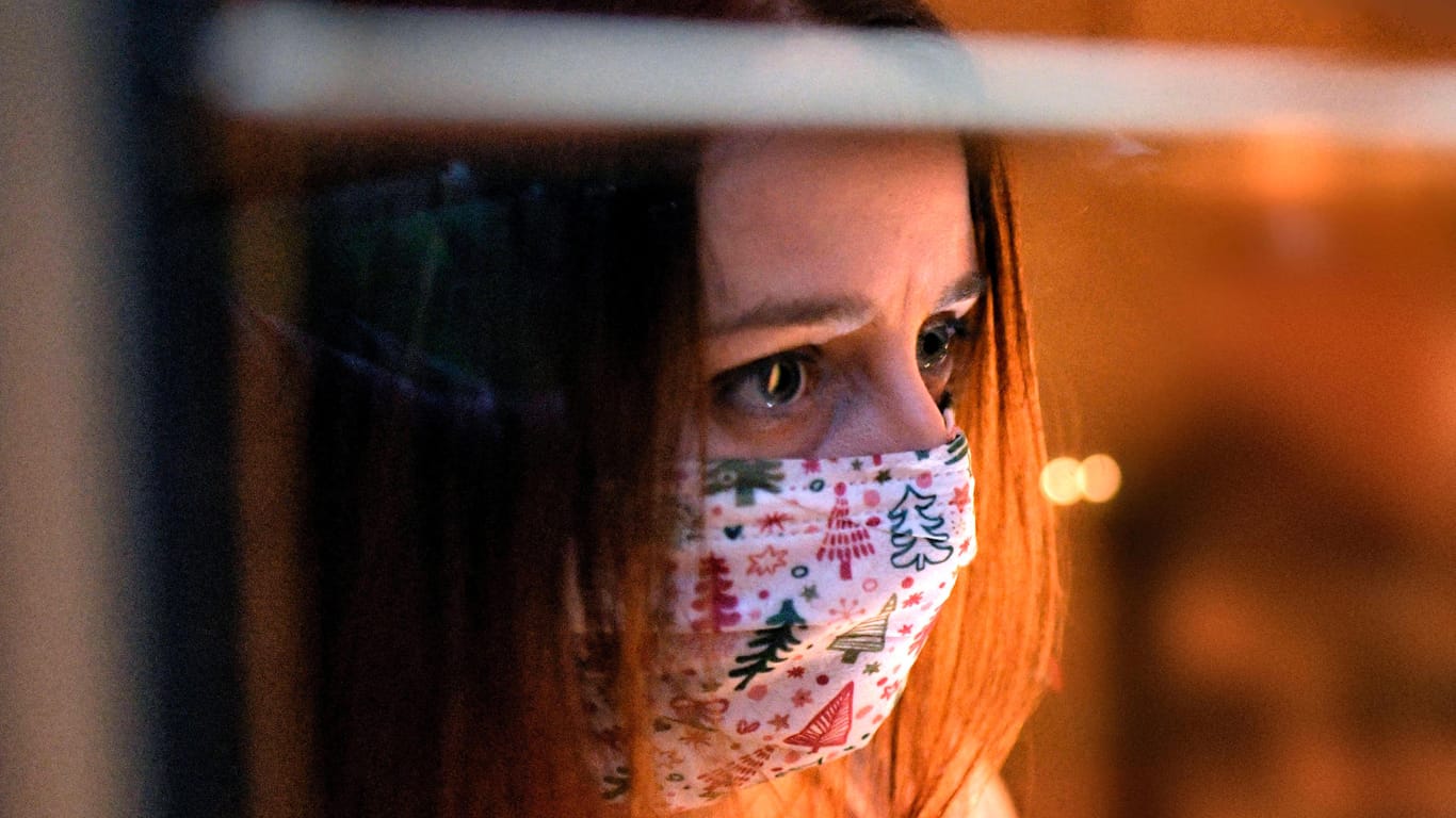 Eine Frau mit Mund-Nasen-Maske (Symbolbild): Jede fünfte Frau in Deutschland hat schon einmal Gewalt durch einen Partner oder Ex-Partner erfahren.