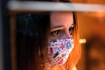 Eine Frau mit Mund-Nasen-Maske (Symbolbild): Jede fünfte Frau in Deutschland hat schon einmal Gewalt durch einen Partner oder Ex-Partner erfahren.