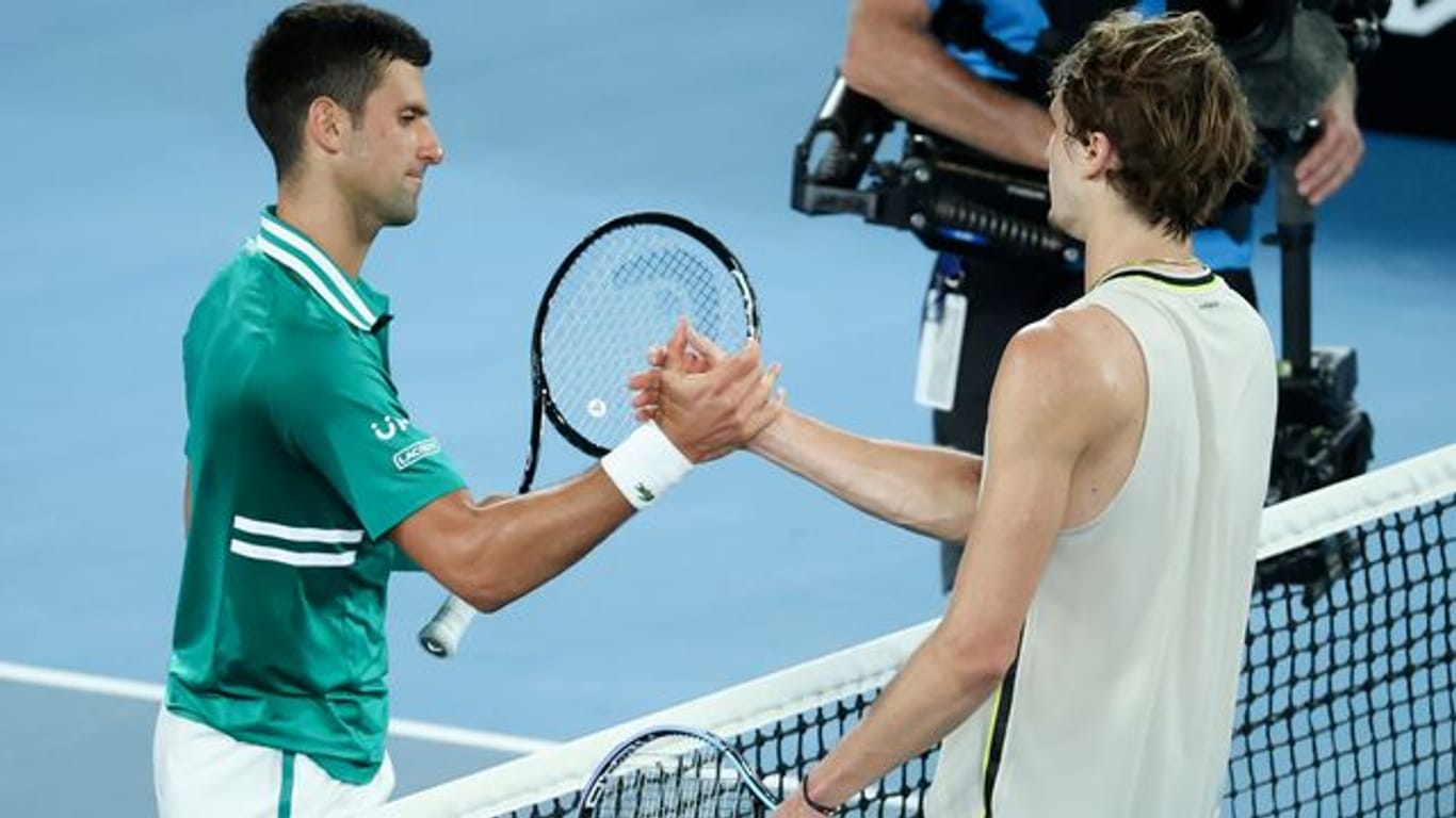 Novak Djokovic (l) und Alexander Zverev sprechen sich dagegen aus, zum gewohnten Turnierkalender mit Reisen von Ort zu Ort zurückzukehren.