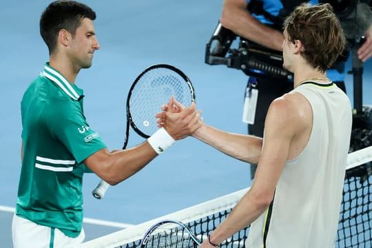 Novak Djokovic (l) und Alexander Zverev sprechen sich dagegen aus, zum gewohnten Turnierkalender mit Reisen von Ort zu Ort zurückzukehren.