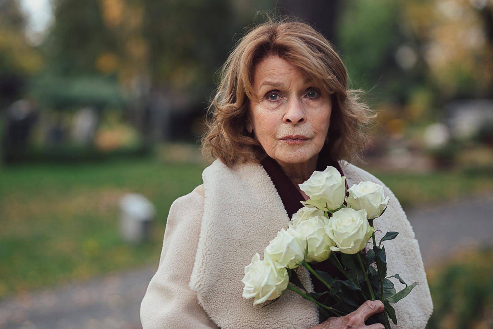 Senta Berger: Die Schauspielerin in ihrer Rolle als verzweifelte Mutter, die um ihre Tochter trauert, in "Martha & Tommy".