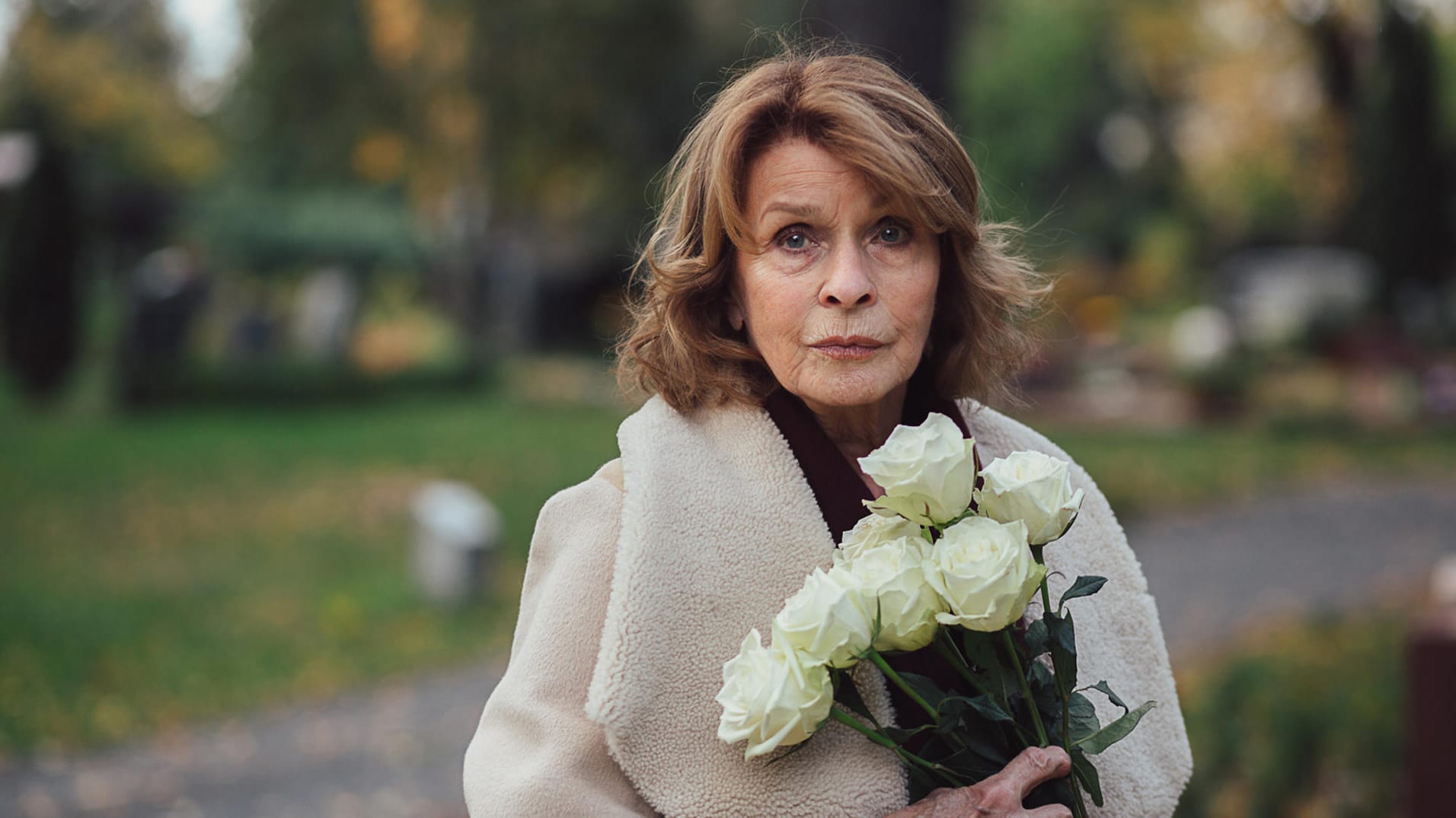 Senta Berger: Die Schauspielerin in ihrer Rolle als verzweifelte Mutter, die um ihre Tochter trauert, in "Martha & Tommy".