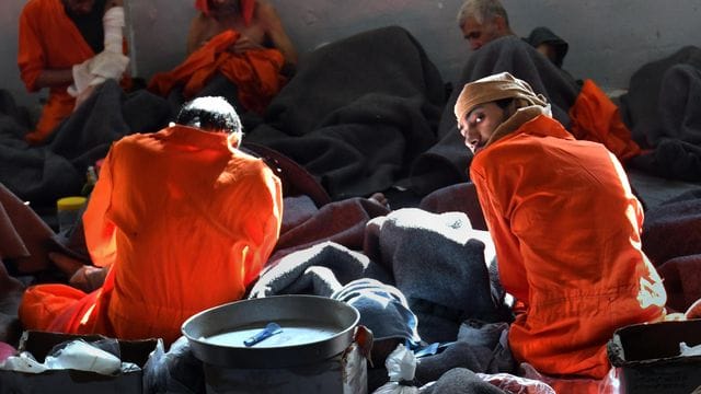 Insassen eines Gefängnisses im nordsyrischen Al-Hasaka. Insassen eines Gefängnisses im nordsyrischen Al-Hasaka.