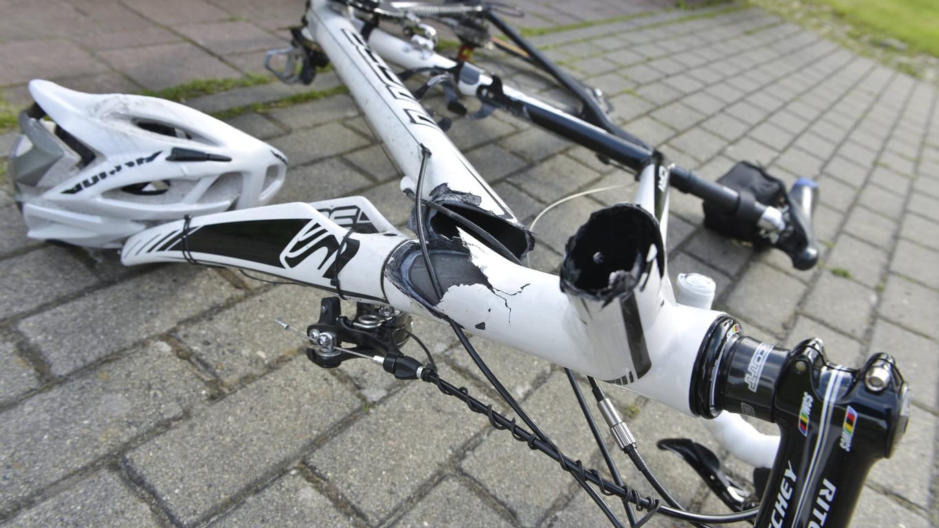 Ein stark beschädigtes Fahrrad (Symbolbild): Die Polizei Hamburg hat eine Verkehrsunfallstatistik für 2020 vorgestellt.