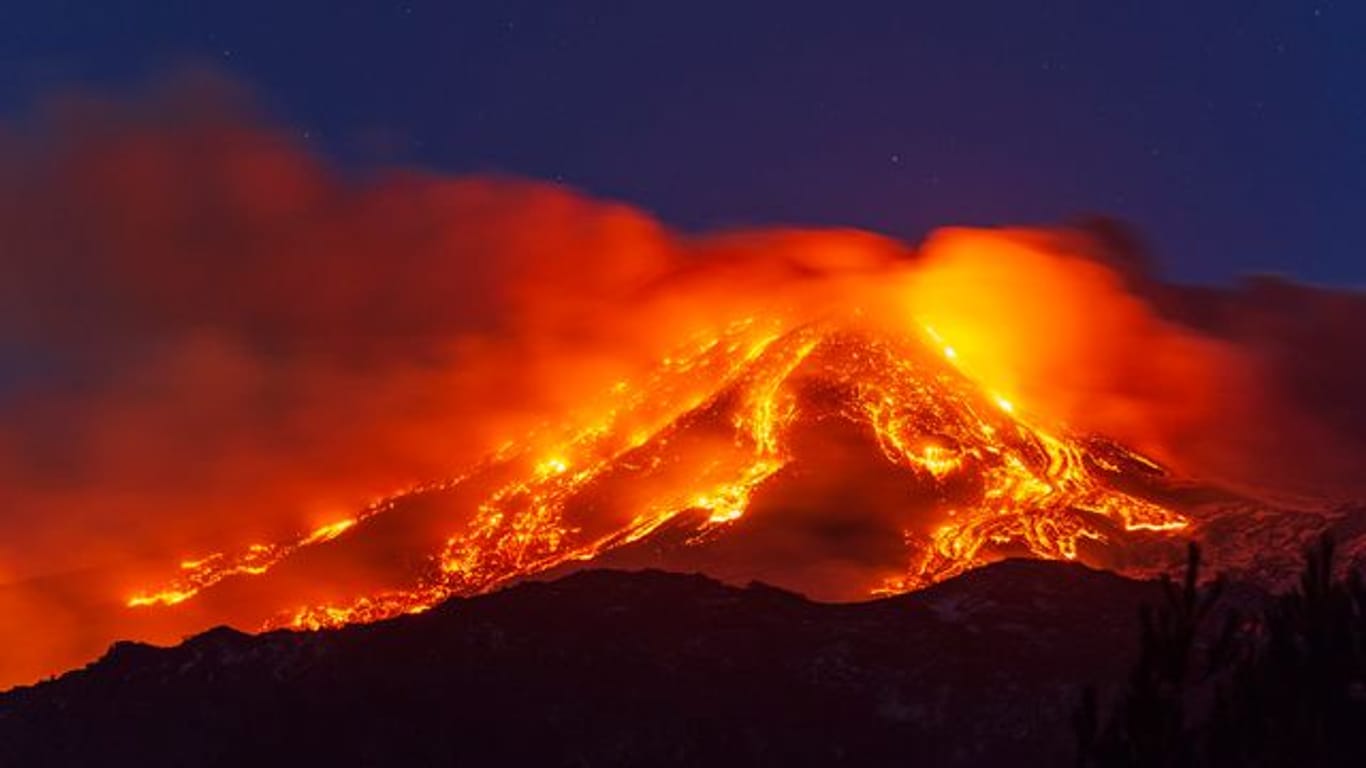 Lava sprudelt aus dem Vulkan Ätna.
