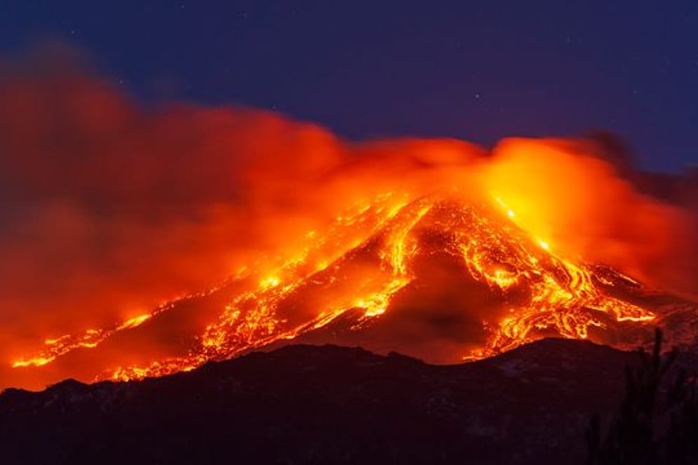 Lava sprudelt aus dem Vulkan Ätna.