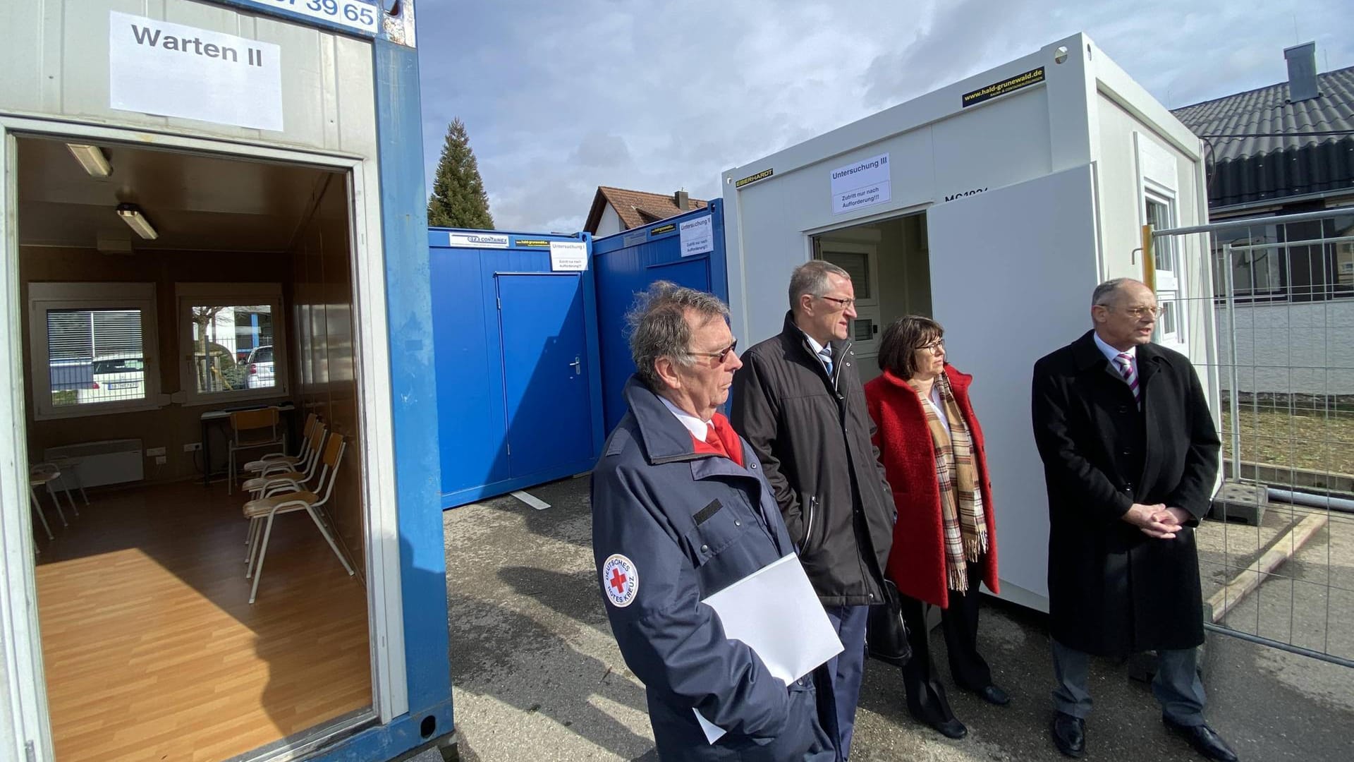 Ein Testzentrum für Corona-Verdachtsfälle im Landkreis Böblingen: Landrat Roland Bernhard (2.v.l.) sprach bei "Markus Lanz" über die kostenlosen Schnelltests im Einsatz.