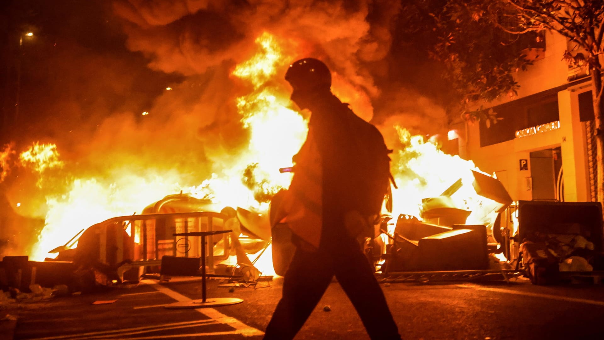 Ein Feuer lodert in Barcelona: In Spanien ist es bei Protesten zu Gewalt gekommen.