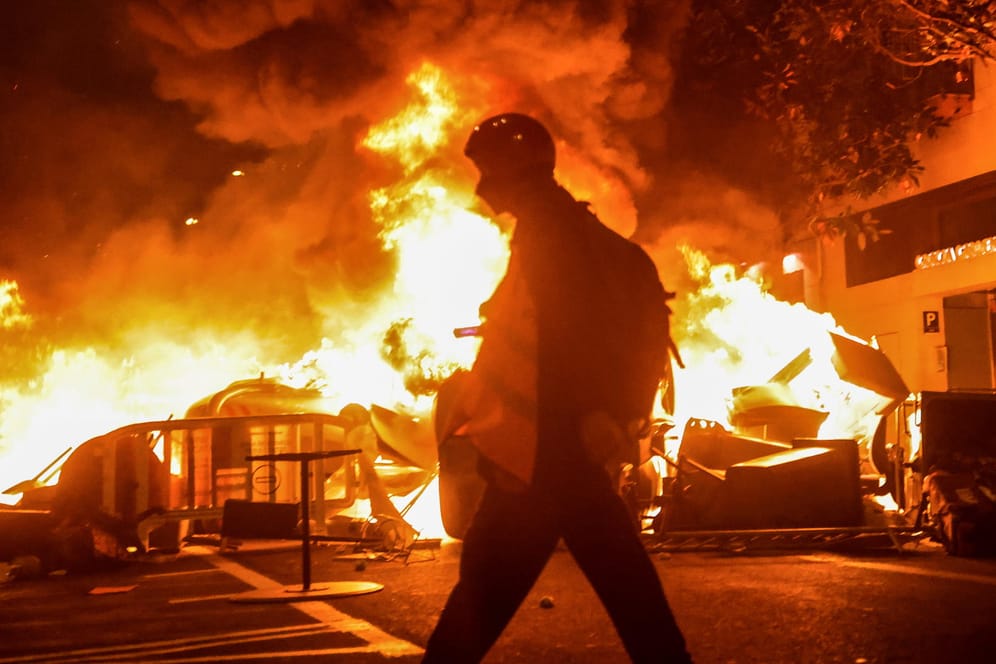 Ein Feuer lodert in Barcelona: In Spanien ist es bei Protesten zu Gewalt gekommen.