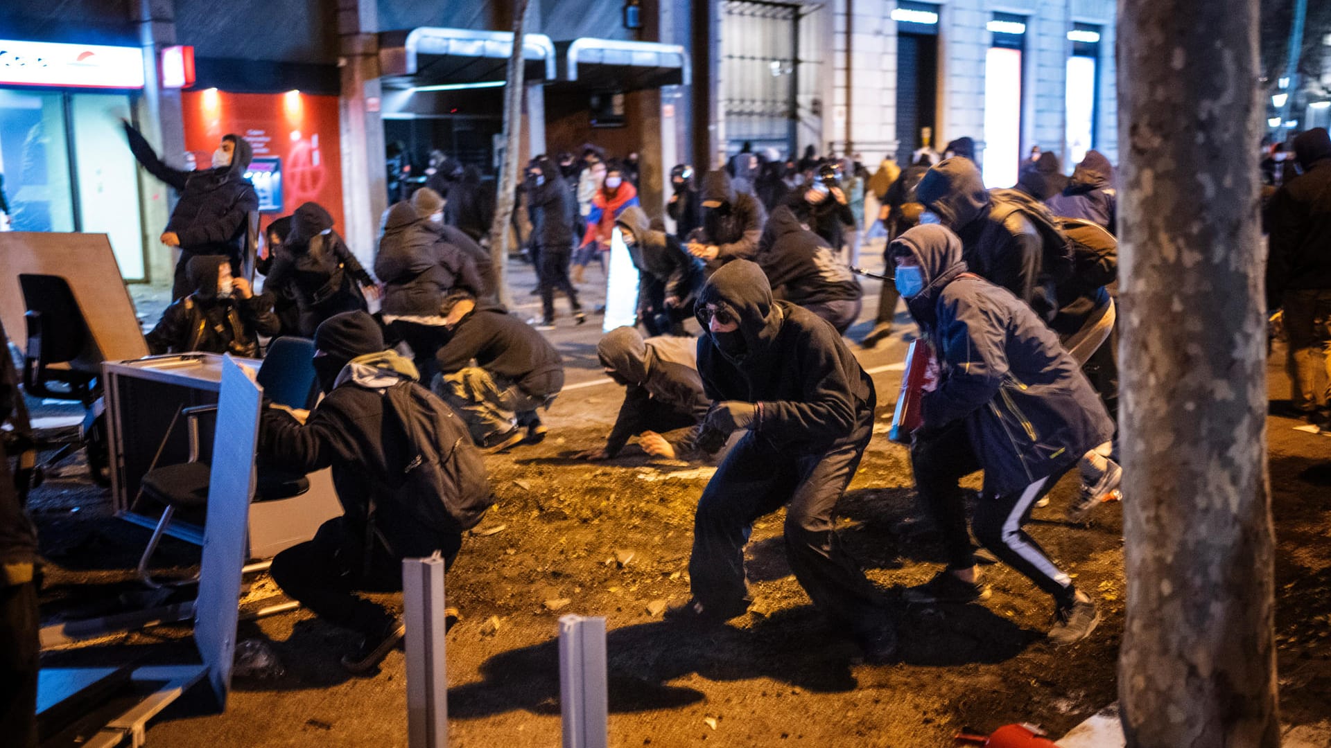 Demonstranten in Barcelona: Chaotische Szenen nach der Festnahme des Rappers Pablo Hasél.