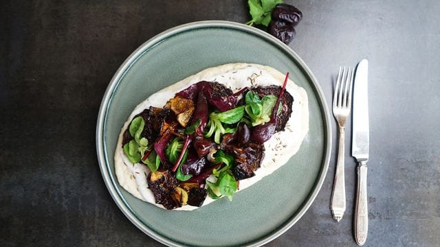 Röstaromen und eine kreative Würzmischung aus Kreuzkümmel, Currypulver, Oregano, Salz, Rohrohrzucker und Zwiebeln geben der Rote Bete eine besondere Note. Röstaromen und eine kreative Würzmischung aus Kreuzkümmel, Currypulver, Oregano, Salz, Rohrohrzucker und Zwiebeln geben der Rote Bete eine besondere Note.