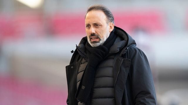 Stuttgarts Trainer Pellegrino Matarazzo steht vor einen Spiel in der Mercedes-Benz Arena in Stuttgart. Stuttgarts Trainer Pellegrino Matarazzo steht vor einen Spiel in der Mercedes-Benz Arena in Stuttgart.