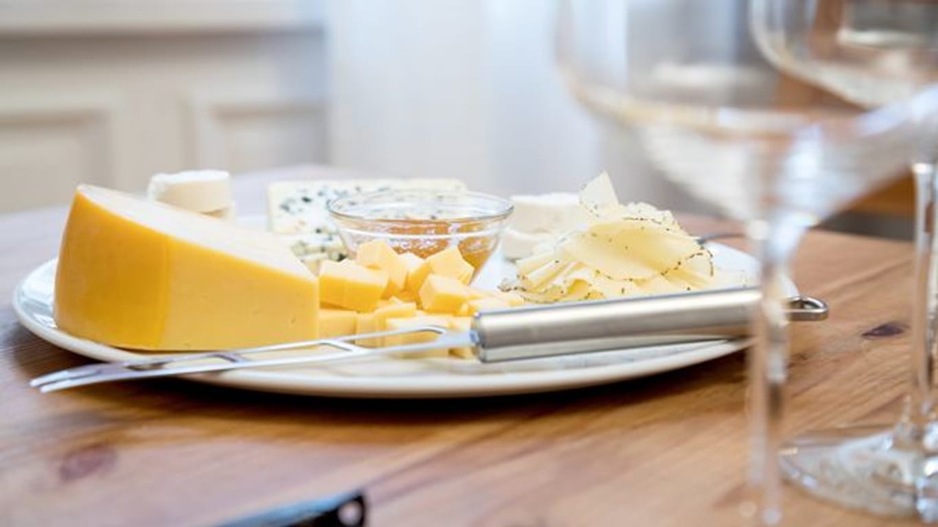 Käse sollte am Stück und immer wieder frisch statt auf Vorrat gekauft werden.