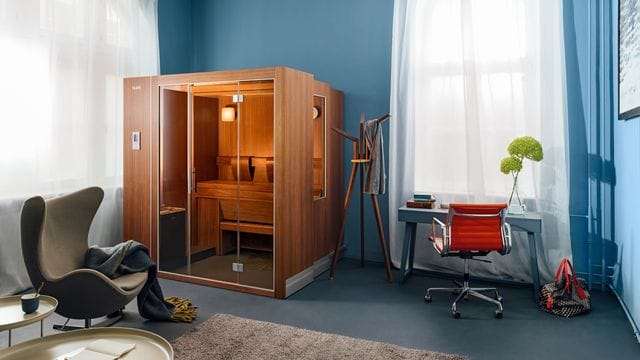 Sauna oder Schrank? Man muss schon zwei Mal hinsehen um zu erkennen, dass sich hier die Sauna S1 von Klafs versteckt.