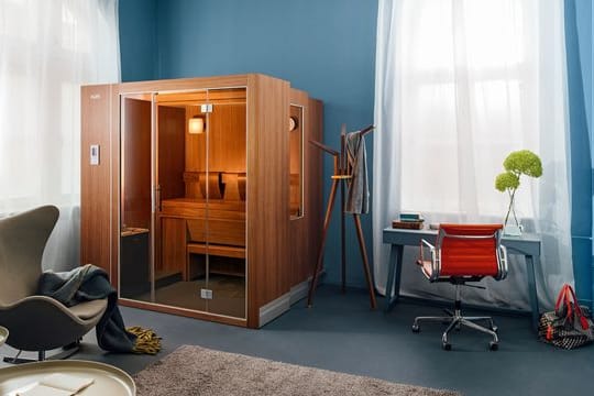 Sauna oder Schrank? Man muss schon zwei Mal hinsehen um zu erkennen, dass sich hier die Sauna S1 von Klafs versteckt.