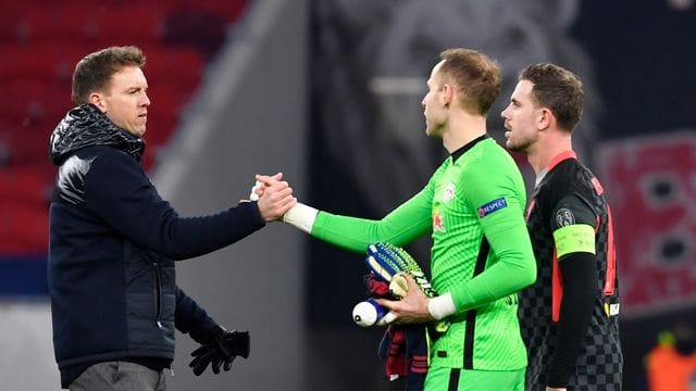 Leipzigs Torwart Peter Gulacsi (M) und Leipzigs Trainer Julian Nagelsmann geben sich nach dem Spielende die Hand. Leipzigs Torwart Peter Gulacsi (M) und Leipzigs Trainer Julian Nagelsmann geben sich nach dem Spielende die Hand.