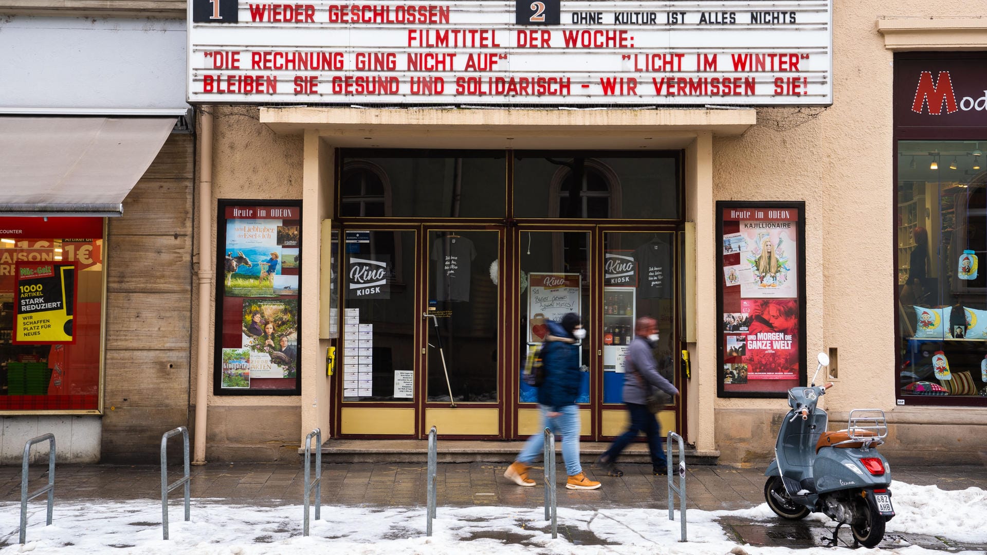 Geschlossenes Kino in Bamberg: Das RKI meldet mehr als 7.500 Corona-Neuinfektionen. Geschlossenes Kino in Bamberg: Das RKI meldet mehr als 7.500 Corona-Neuinfektionen.