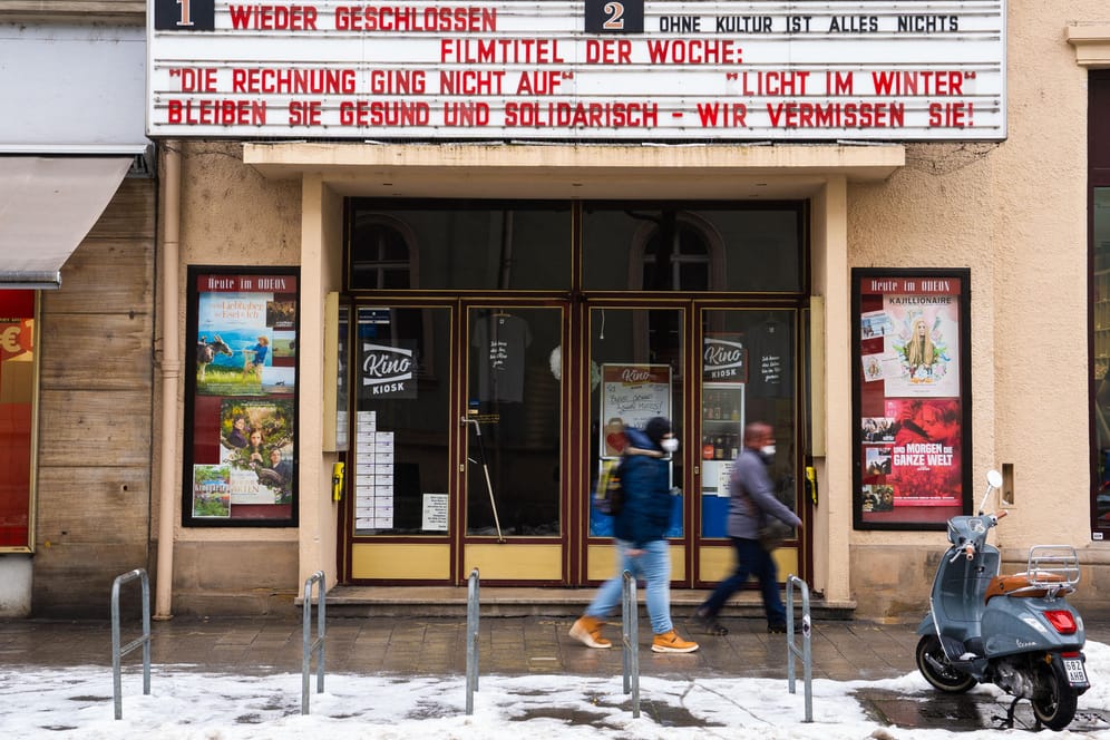 Geschlossenes Kino in Bamberg: Das RKI meldet mehr als 7.500 Corona-Neuinfektionen.