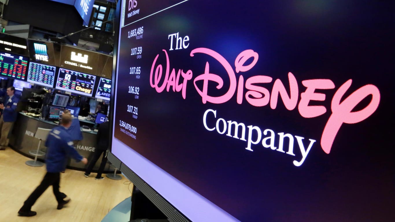 Das Logo von Walt Disney ist auf einem Bildschirm an der New Yorker Börse zu sehen: Wer den Streamingdienst Disney+ nutzen will, muss künftig mehr bezahlen.