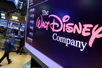 Das Logo von Walt Disney ist auf einem Bildschirm an der New Yorker Börse zu sehen: Wer den Streamingdienst Disney+ nutzen will, muss künftig mehr bezahlen.