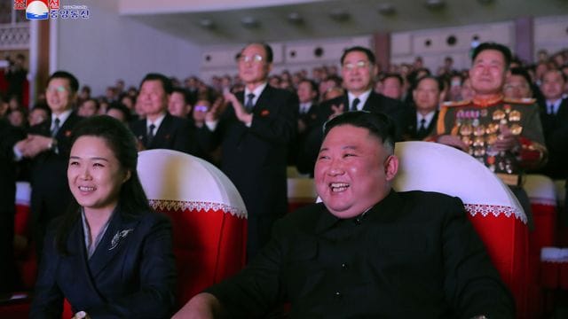 Nordkoreas Machthaber Kim Jong Un (r) sitzt im Mansudae-Kunsttheater bei einer Aufführung neben seiner Frau Ri Sol Ju (l). Nordkoreas Machthaber Kim Jong Un (r) sitzt im Mansudae-Kunsttheater bei einer Aufführung neben seiner Frau Ri Sol Ju (l).