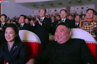 Nordkoreas Machthaber Kim Jong Un (r) sitzt im Mansudae-Kunsttheater bei einer Aufführung neben seiner Frau Ri Sol Ju (l).