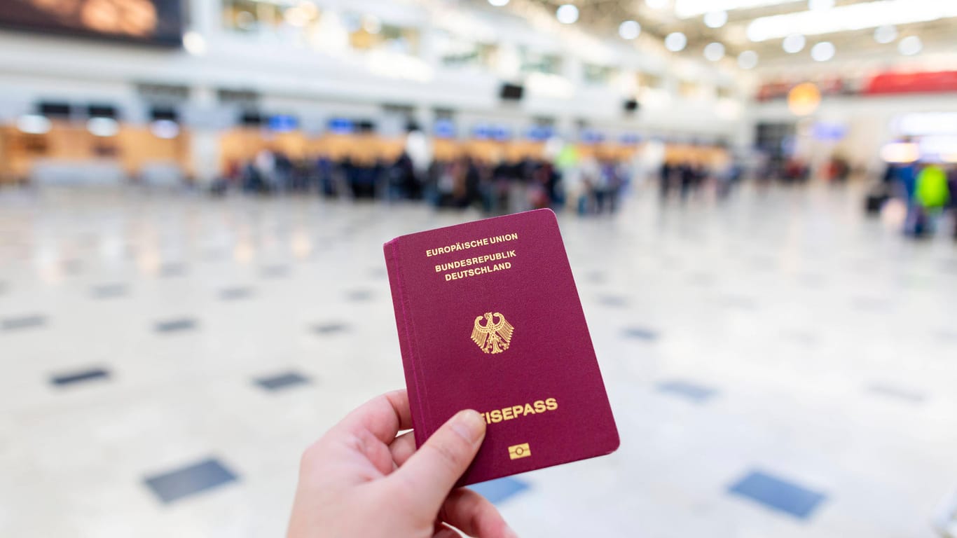 Ein deutscher Reisepass in einem Terminalgebäude (Symbolbild): In Wuppertal erwartet die Verwaltung, dass die Nachfrage nach neuen Ausweisdokumenten steigen wird, sobald das Reisen wieder möglich ist.