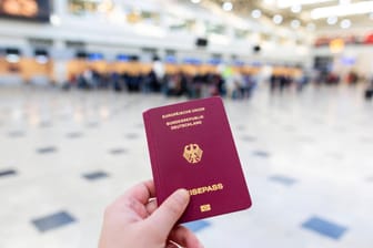 Ein deutscher Reisepass in einem Terminalgebäude (Symbolbild): In Wuppertal erwartet die Verwaltung, dass die Nachfrage nach neuen Ausweisdokumenten steigen wird, sobald das Reisen wieder möglich ist.