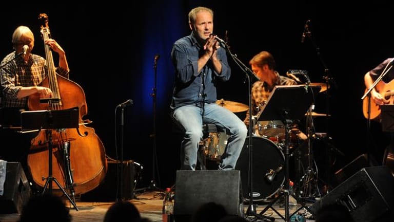 Reinhold Beckmann bei einem Konzert mit seiner Band in Karlsruhe 2011.