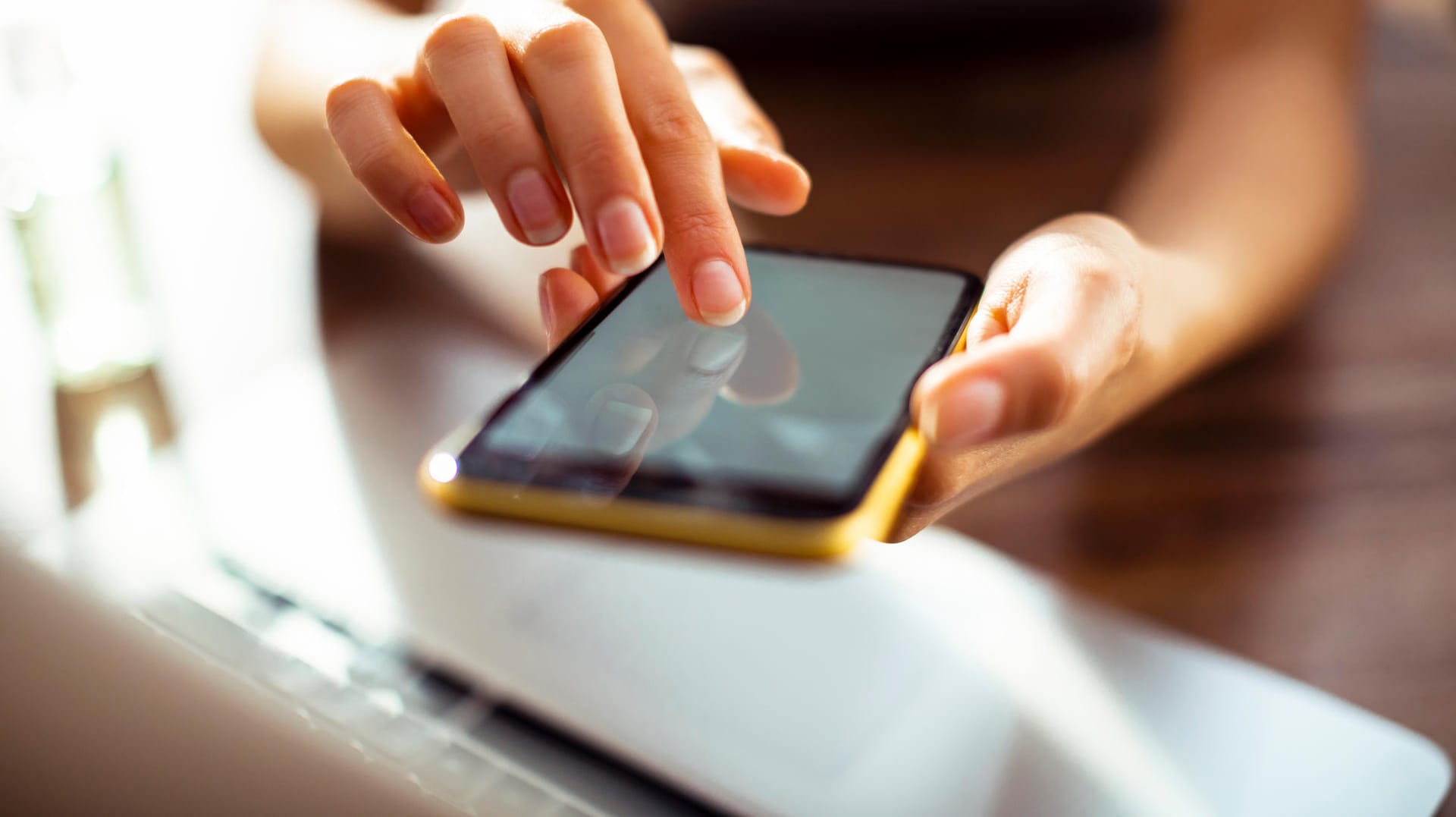 Eine Frau bedient ein Smartphone (Symbolbild): Mit einem einfachen Trick wird das Smartphone blitzschnell entsperrt.