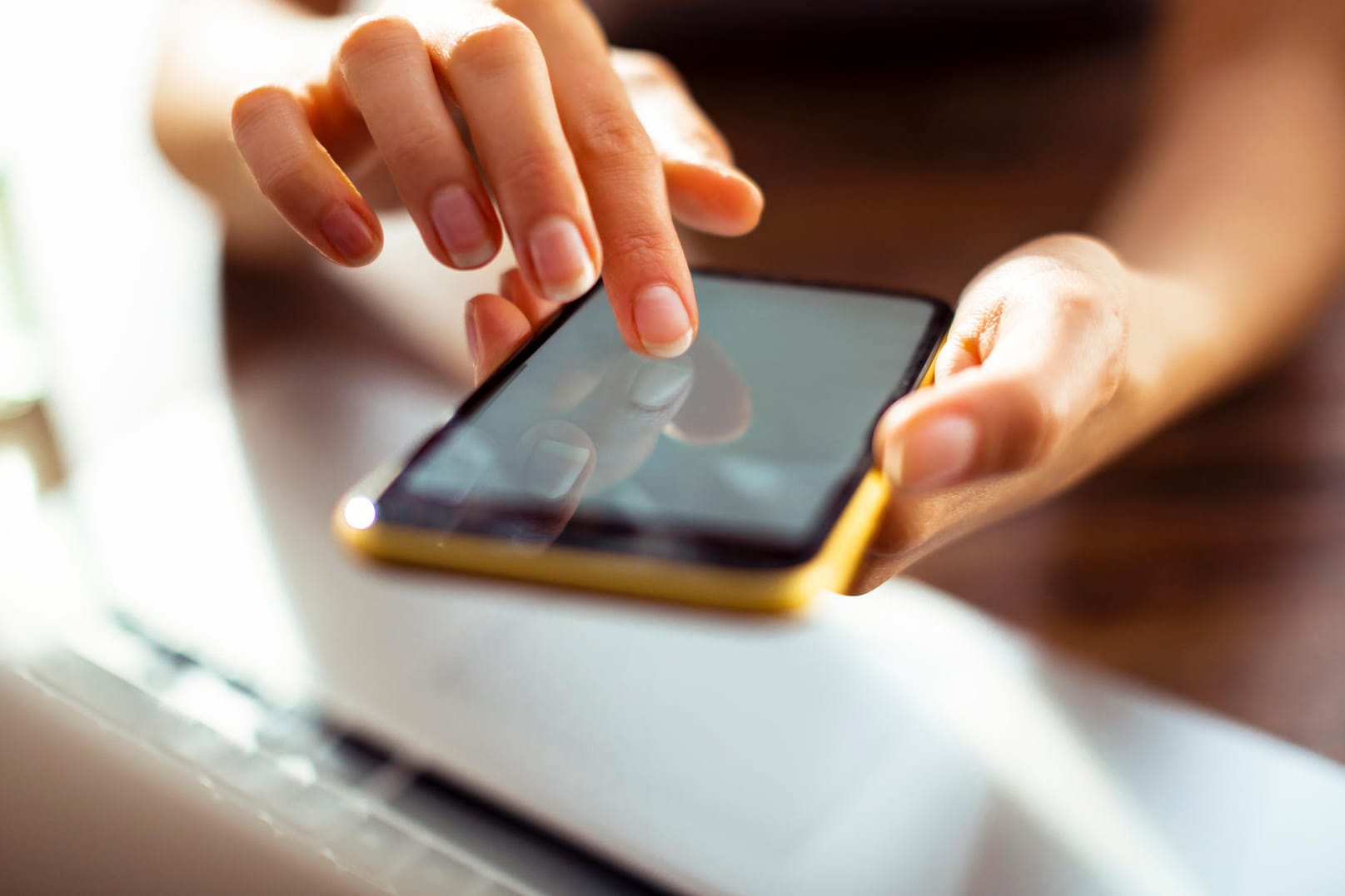 Eine Frau bedient ein Smartphone (Symbolbild): Mit einem einfachen Trick wird das Smartphone blitzschnell entsperrt.