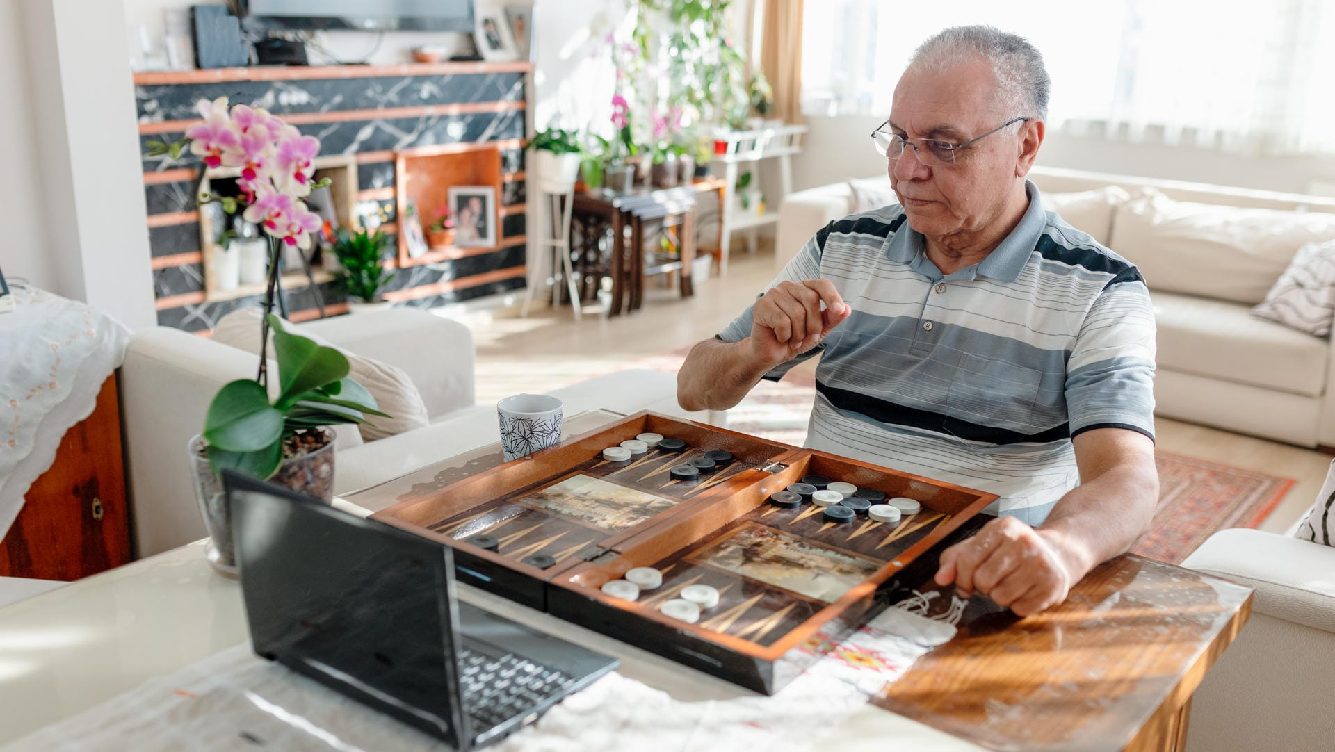 Mann spielt Backgammon