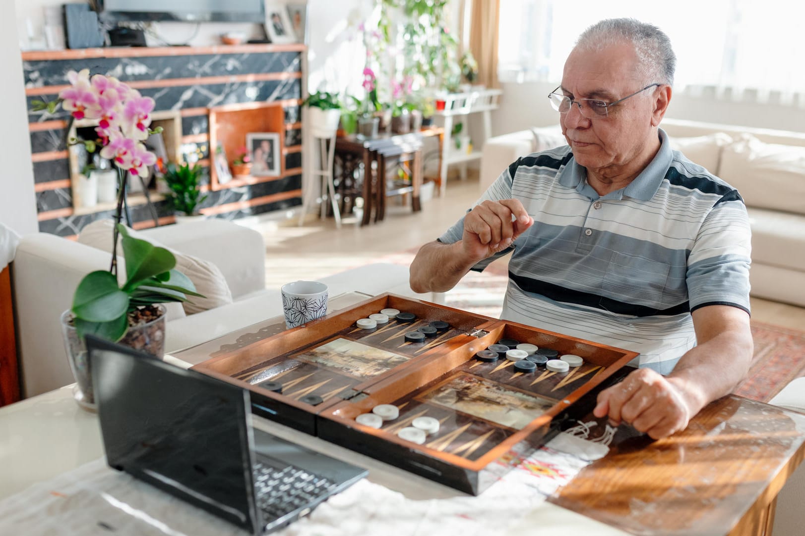 Mann spielt Backgammon