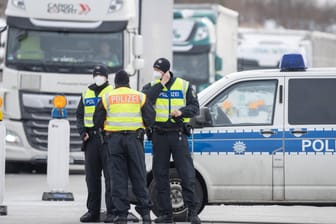 Zwischen Tschechien und Sachsen kontrollieren Polizisten den Grenzverkehr, um ein Einschleppen von Corona-Mutationen aus den Nachbarländern, wo sie weit verbreitet ist, zu stoppen: In Hagen, auf der anderen Seite Deutschlands, sind sie schon angekommen.