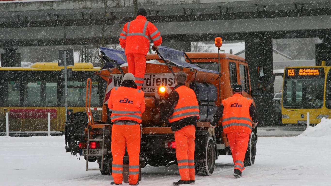 Der Winterdienst im Einsatz in Essen: Künftig sollen die Straßen schneller von Schnee befreit werden.