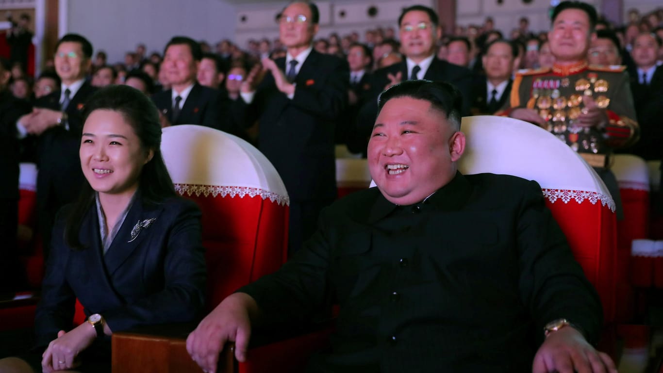 Nordkoreas Führer Kim Jong Un und seine Frau Ri Sol Ju: Sie hatte sich mehr als ein Jahr nicht in der Öffentlichkeit gezeigt.