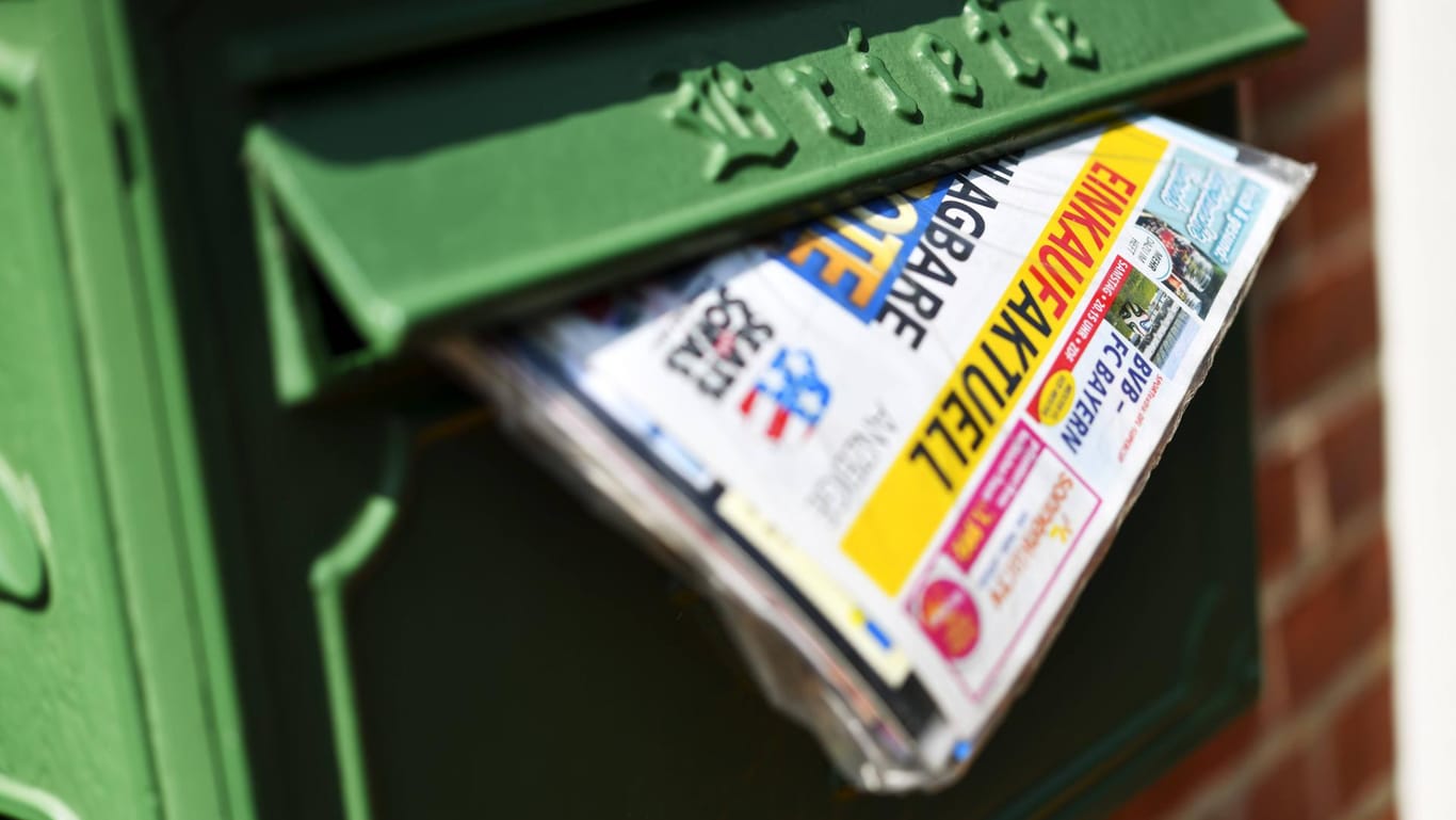 Werbeprospekte im Briefkasten (Symbolbild): Im Saarland ist Reklame für Aktionsware ab kommender Woche verboten.