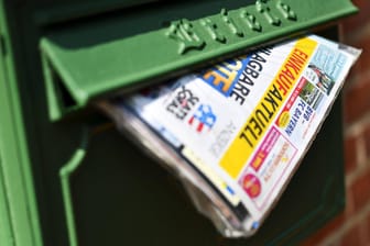 Werbeprospekte im Briefkasten (Symbolbild): Im Saarland ist Reklame für Aktionsware ab kommender Woche verboten.