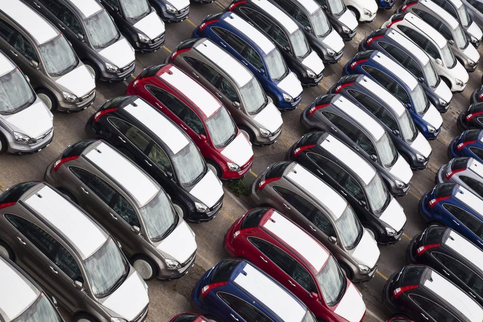 Zulassungszahlen: Die deutschen Autokonzerne Volkswagen, Daimler und BMW fuhren allesamt zweistellige Rückgänge ein.