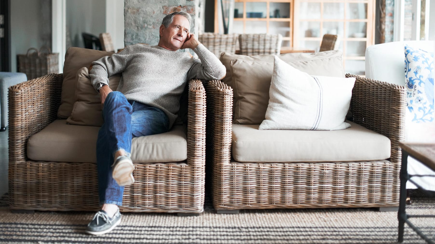 Ein älterer Mann sitzt im Wohnzimmer (Symbolbild): Wie viel Raum ist viel oder wenig?