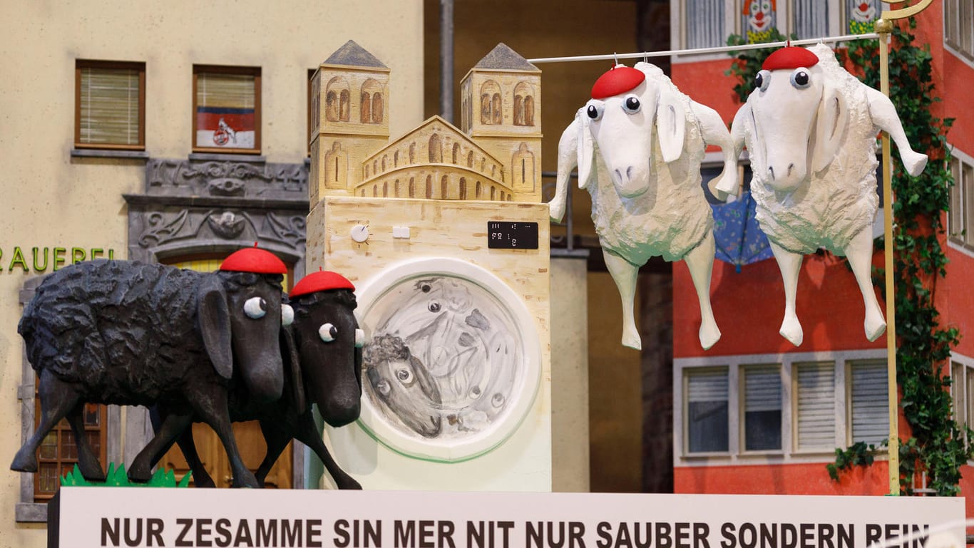 Motivwagen zum Skandal im Erzbistum Köln: Statt großem Zug auf der Straße gab es in Köln ein Format in Puppengröße.